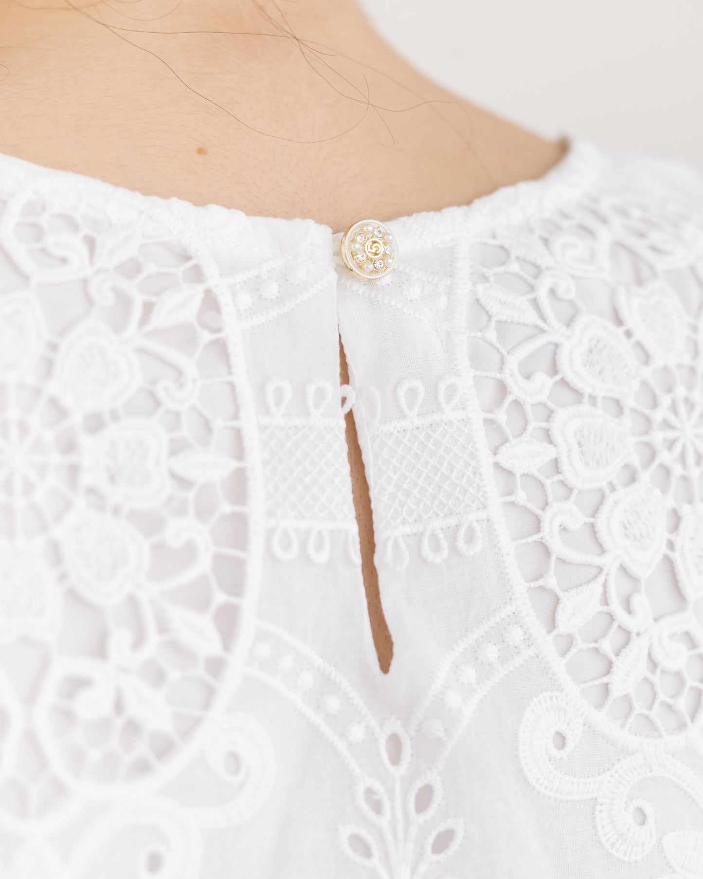 [PRE-ORDER] Omnia Embroidery Shift Dress