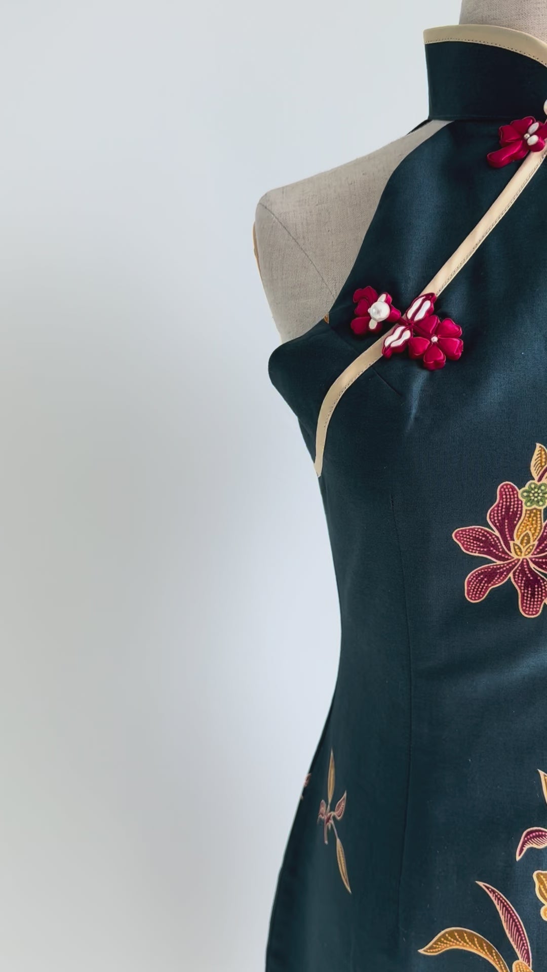 Load and play video in Gallery viewer, [BACKORDER] Sleeveless Batik Cheongsam Dress (Yan)
