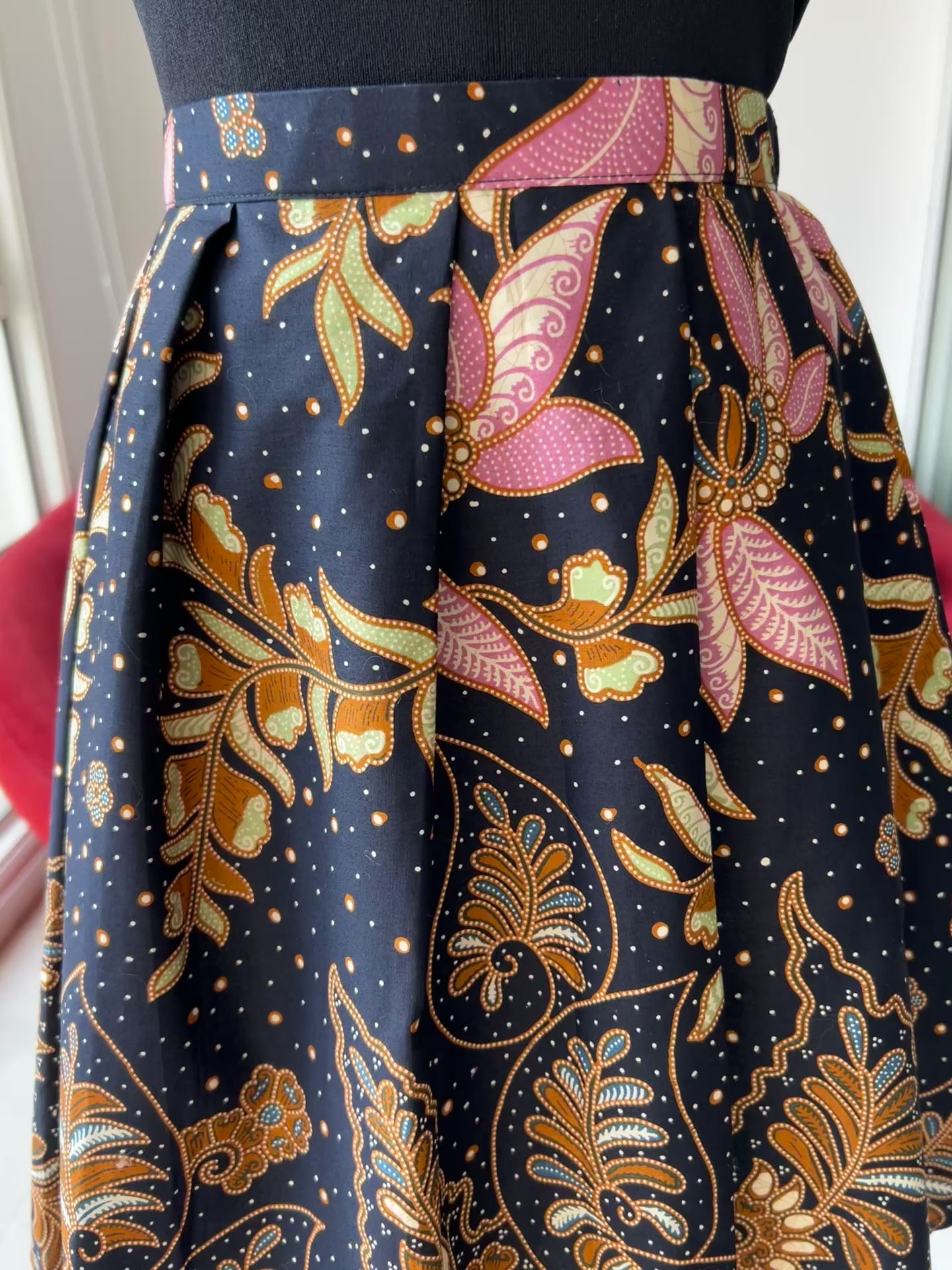 Load and play video in Gallery viewer, Pleated Batik Skirt (Pesona)
