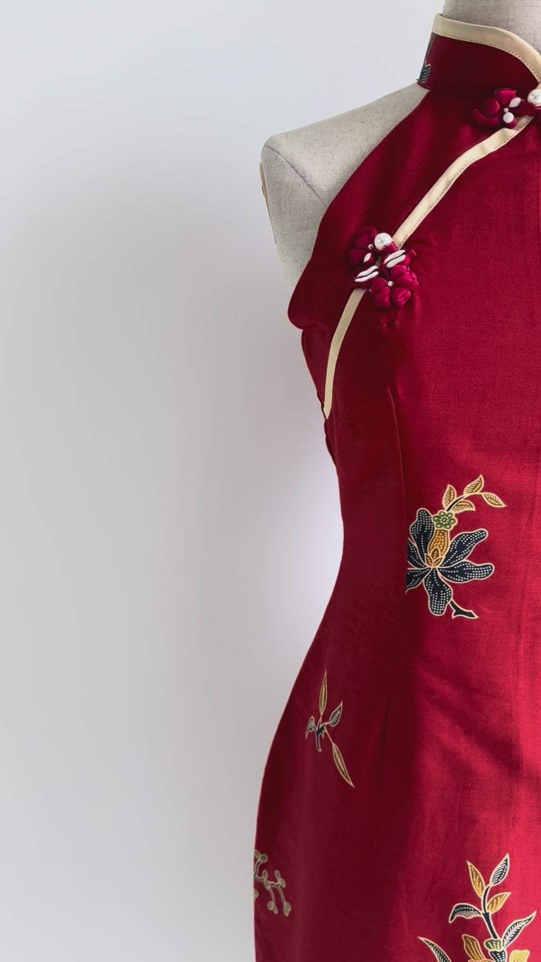 Load and play video in Gallery viewer, [BACKORDER] Sleeveless Batik Cheongsam Dress (Hong)
