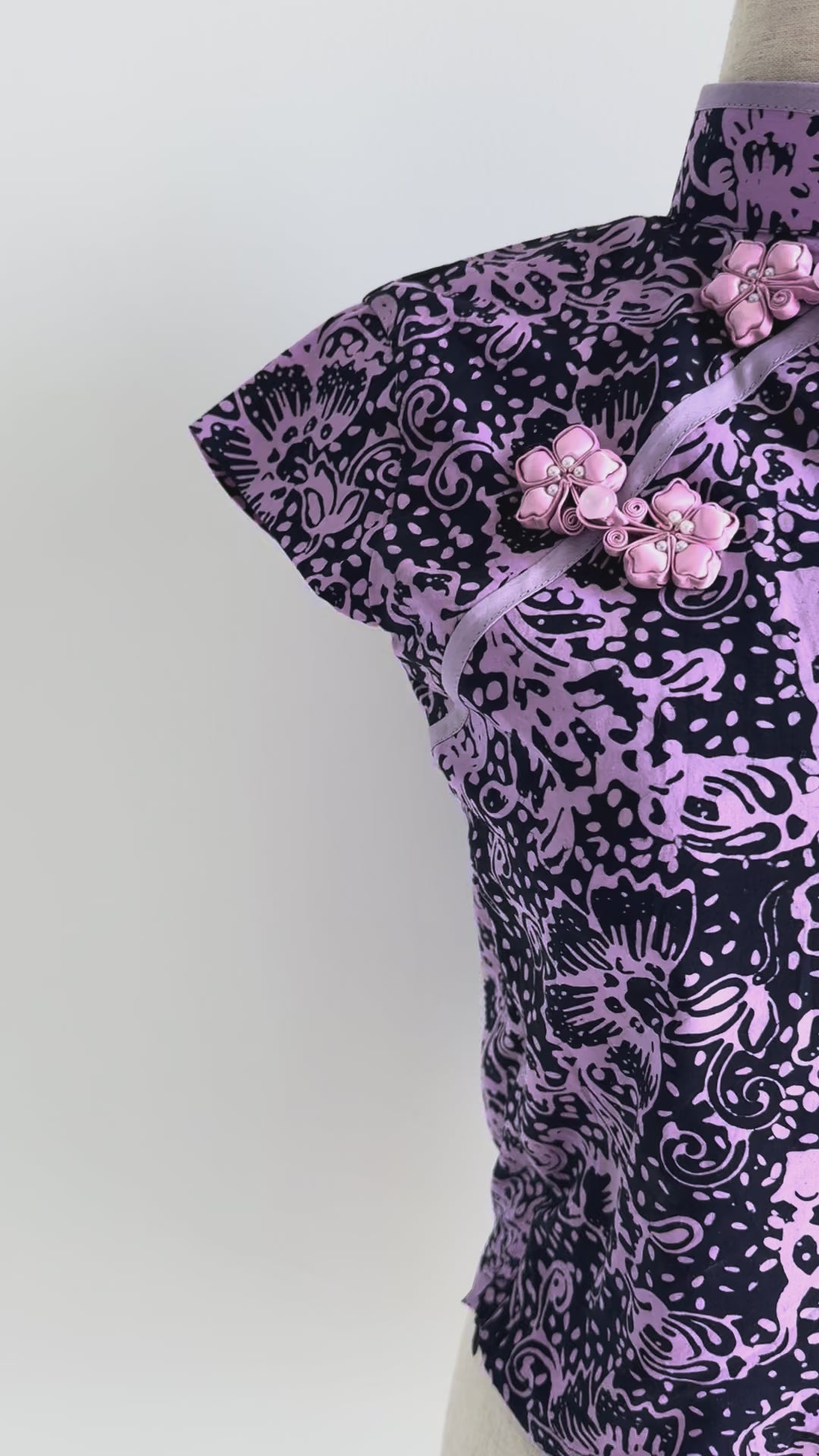 Load and play video in Gallery viewer, Batik Cropped Top (Jin)
