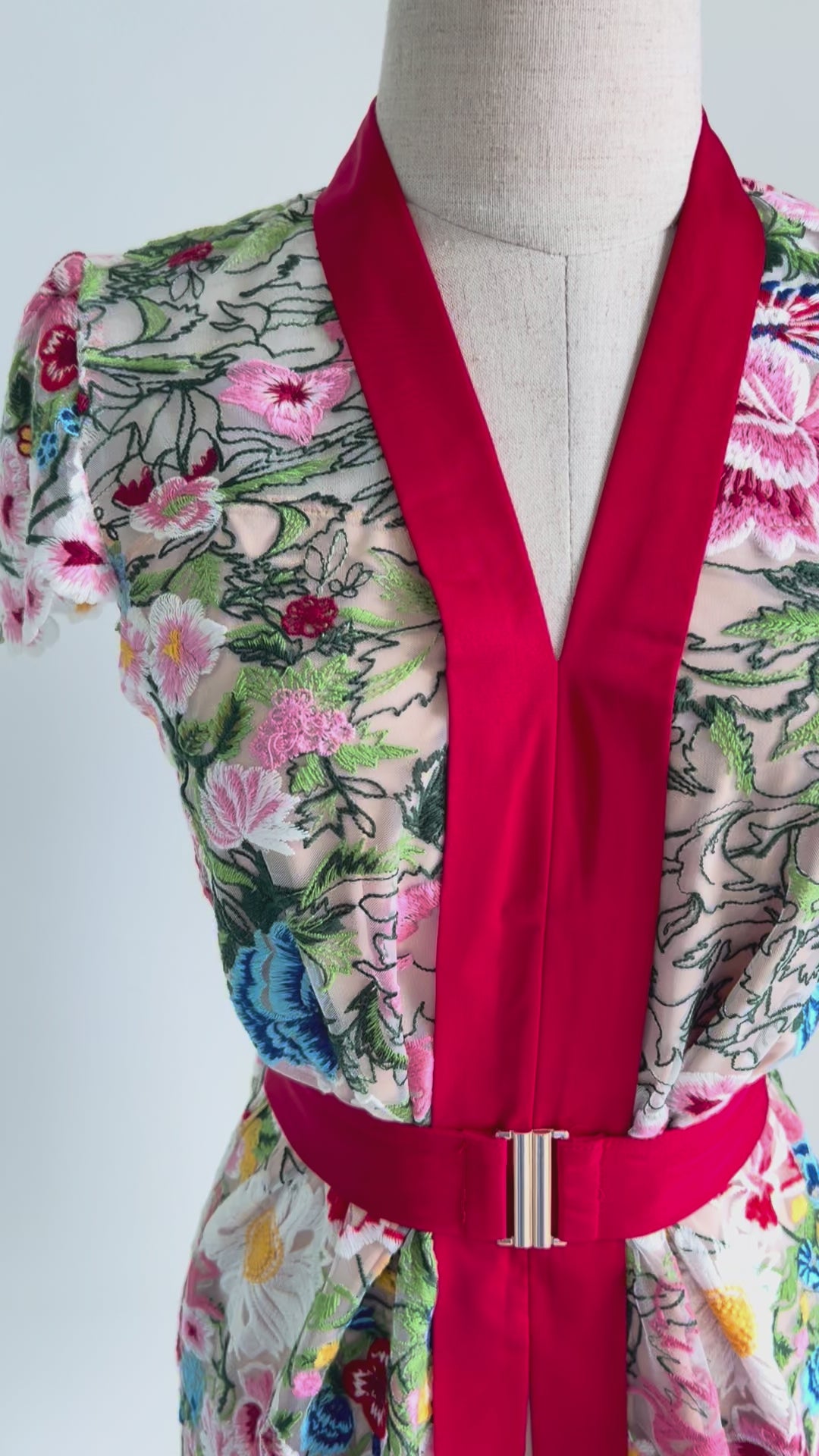 Load and play video in Gallery viewer, Amara Kebaya (Twilight Bloom)
