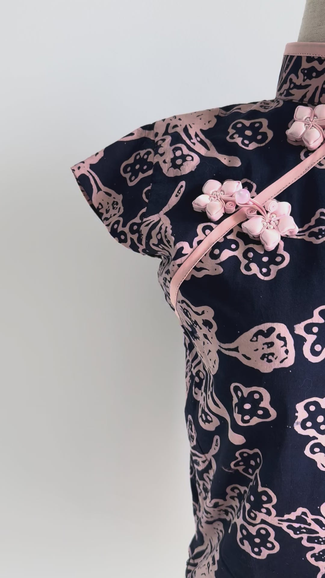 Load and play video in Gallery viewer, Batik Cropped Top (He)
